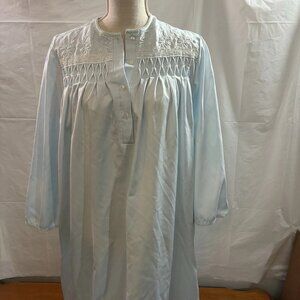 VINTAGE MISS ELAINE LIGHT BLUE LONG SLEEVE NIGHTGOWN P/S BUTTONS EMBROIDED